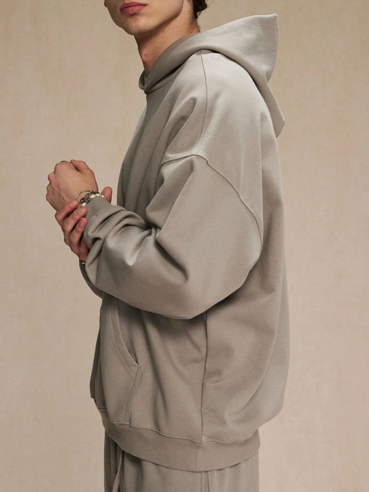 Men's oversized hoodie with kangaroo pocket – cozy long sleeve pullover for streetwear