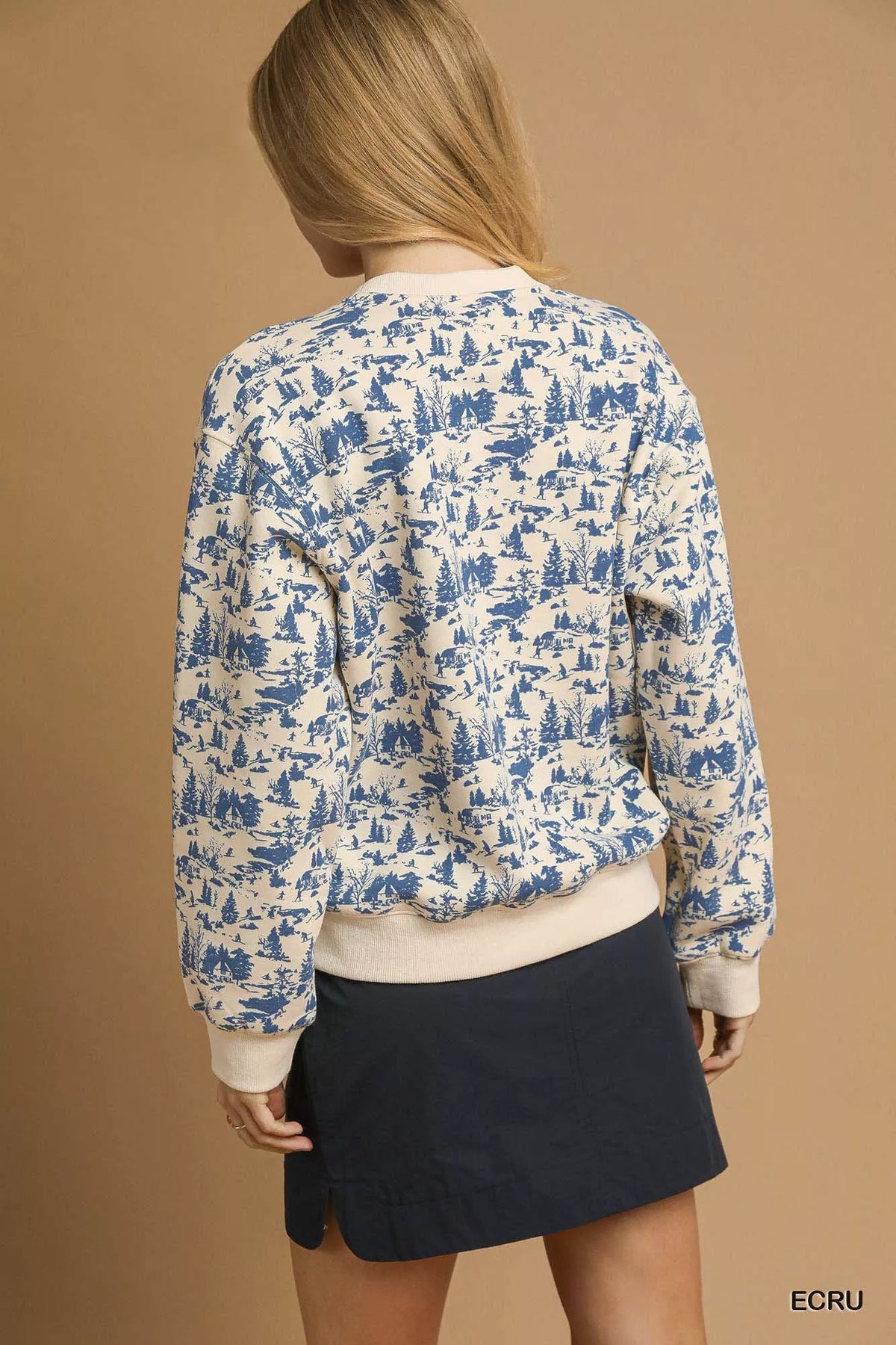 Oversized Cropped Sweatshirt in blue, women wearing soft fleece pullover with high-waisted jeans, Y2K streetwear fashion item.