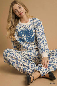 Oversized Cropped Sweatshirt in blue, women wearing soft fleece pullover with high-waisted jeans, Y2K streetwear fashion item.