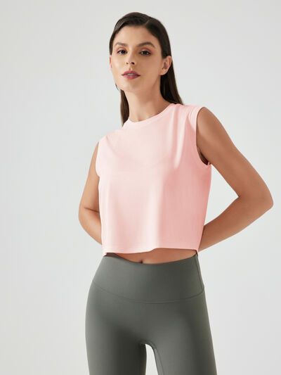 Breathable workout shirt for women with round neck and stretchy fit