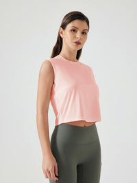 Breathable workout shirt for women with round neck and stretchy fit