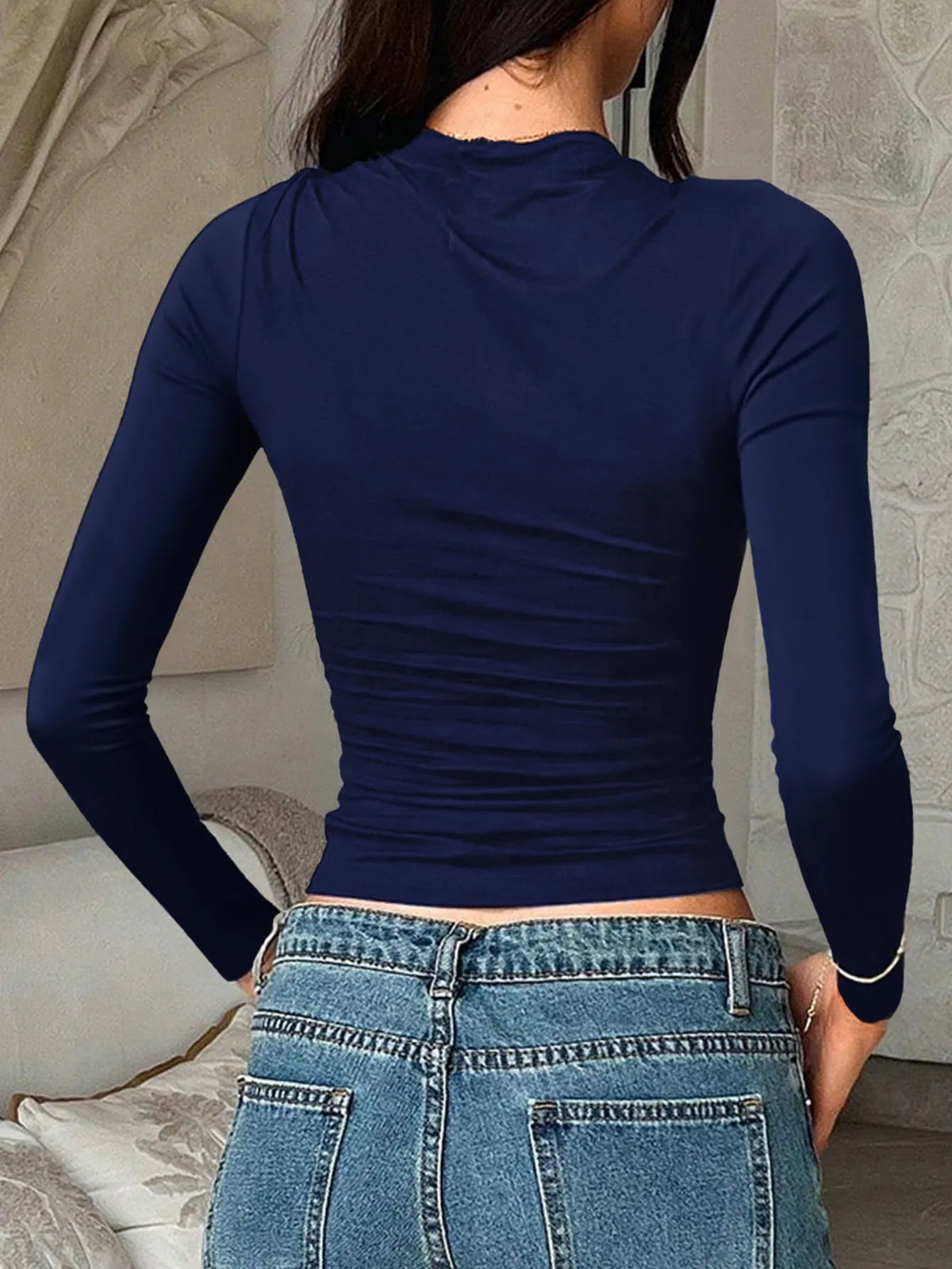 Women's slim-fit long sleeve fitted t-shirt in soft cotton, round neck casual top for layering
