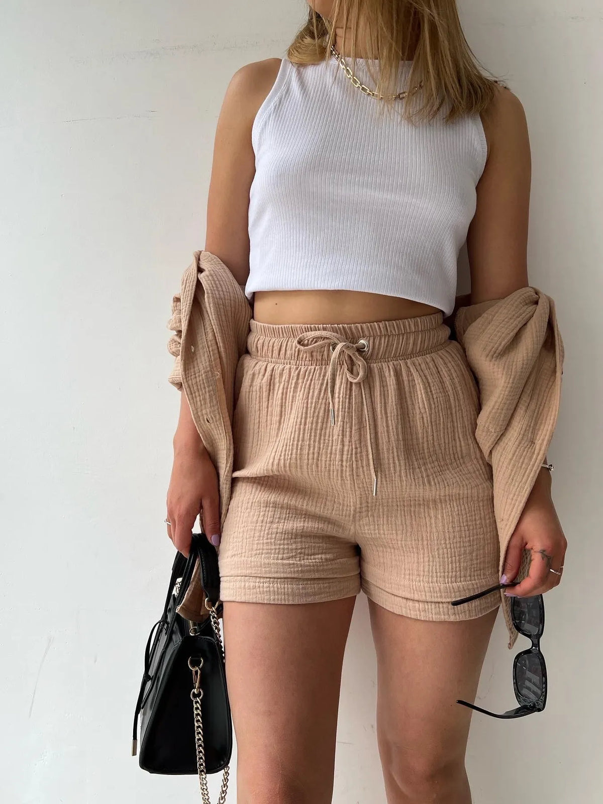 Trendy linen-blend two-piece set for women, stylish matching shirt and shorts