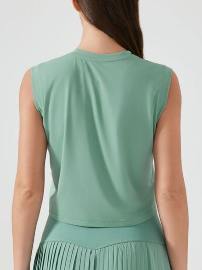 Breathable workout shirt for women with round neck and stretchy fit