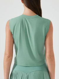 Breathable workout shirt for women with round neck and stretchy fit