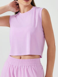 Breathable workout shirt for women with round neck and stretchy fit