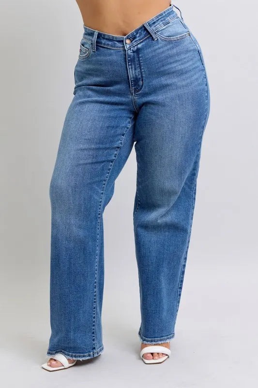 Judy Blue High Waist Straight Jeans in vintage wash with V-Front detail