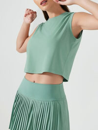 Breathable workout shirt for women with round neck and stretchy fit