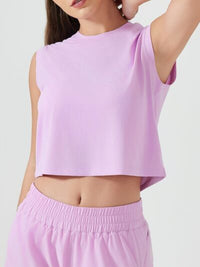 Breathable workout shirt for women with round neck and stretchy fit