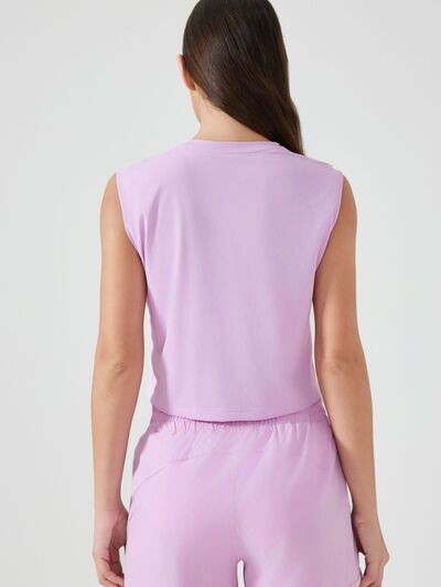 Breathable workout shirt for women with round neck and stretchy fit