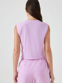 Breathable workout shirt for women with round neck and stretchy fit