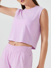 Breathable workout shirt for women with round neck and stretchy fit