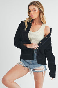 A stylish corduroy jacket featuring a button-up front, side slits, and exposed seam detailing. The jacket has a tailored fit with a collar and long sleeves, perfect for a modern, casual look. The textured corduroy fabric adds a touch of vintage-inspired charm.