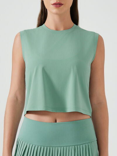 Breathable workout shirt for women with round neck and stretchy fit