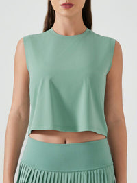 Breathable workout shirt for women with round neck and stretchy fit